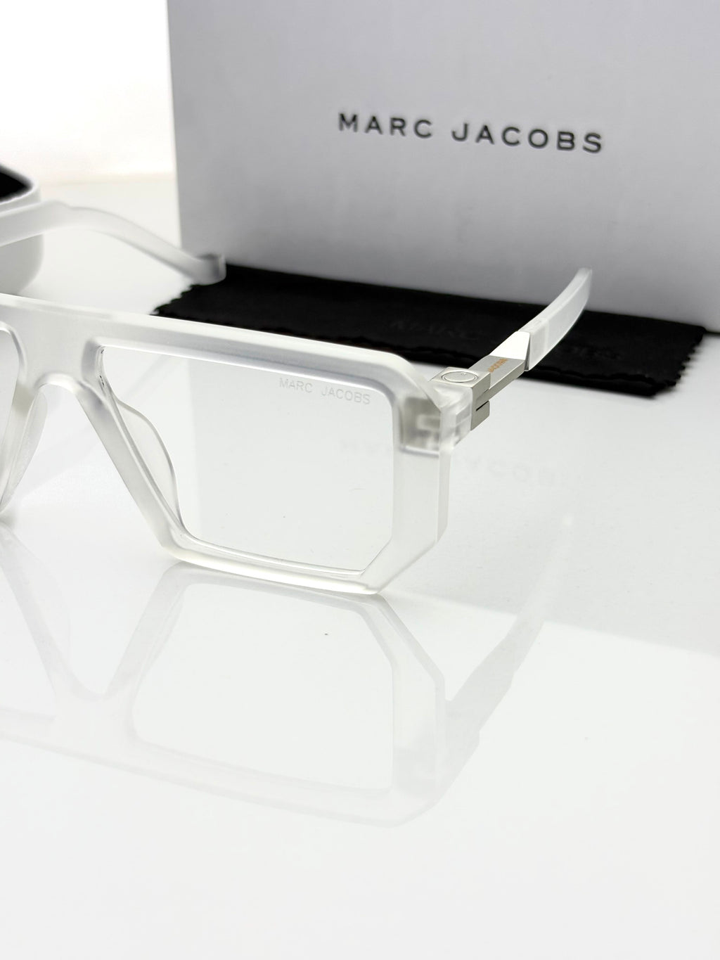 Mar_c Jacobs 1010 transparent Plano