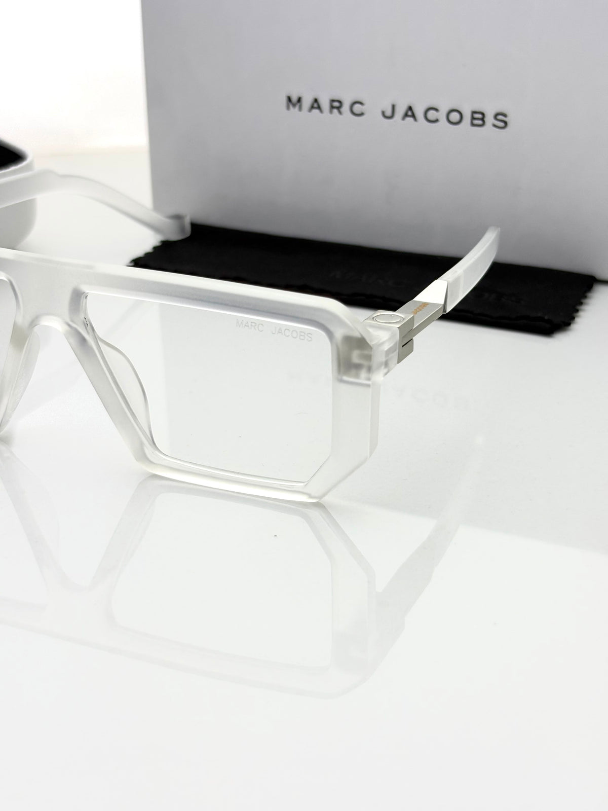 Mar_c Jacobs 1010 transparent Plano