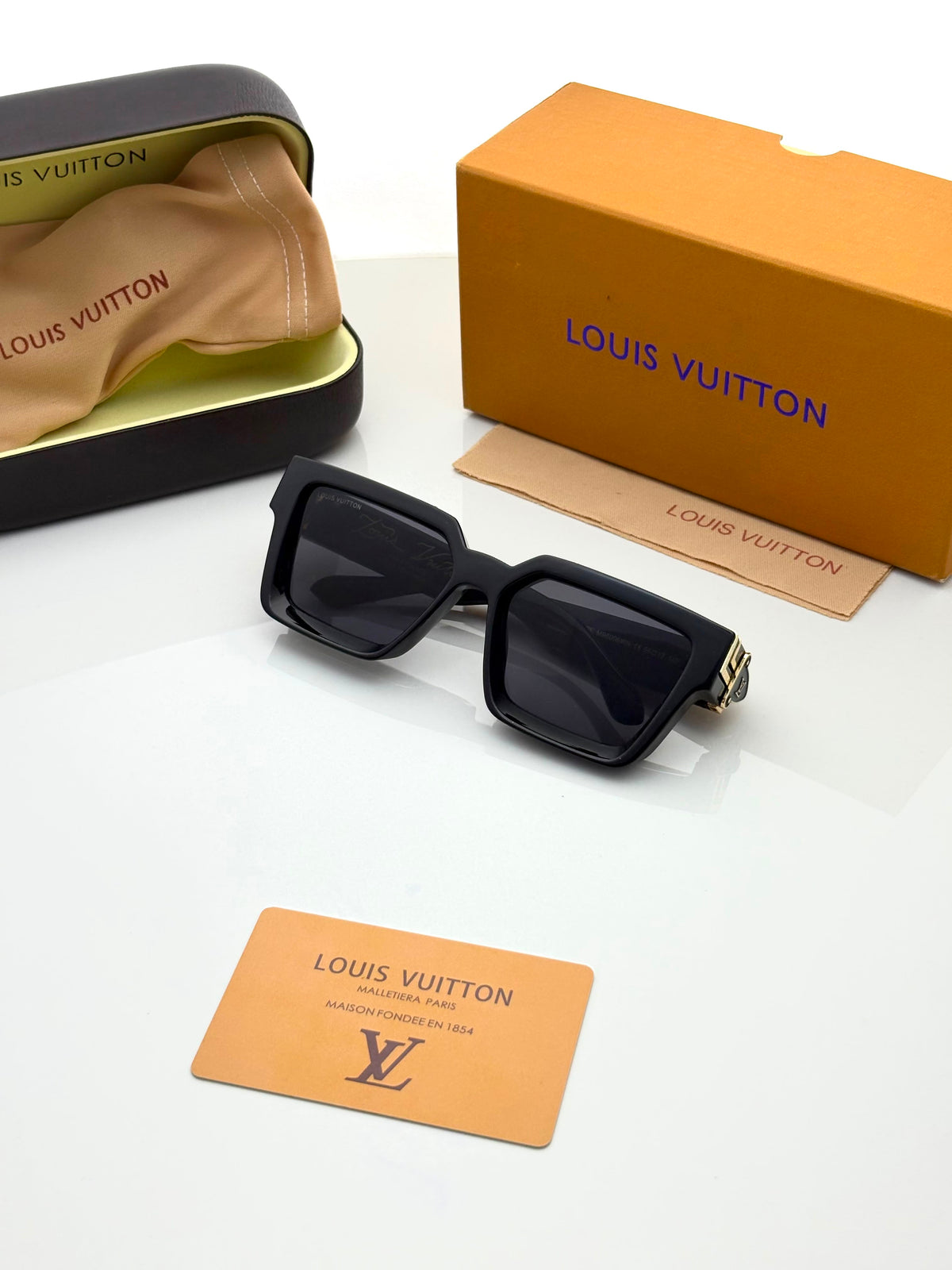 Loui_s Vuitton 96006 golden black